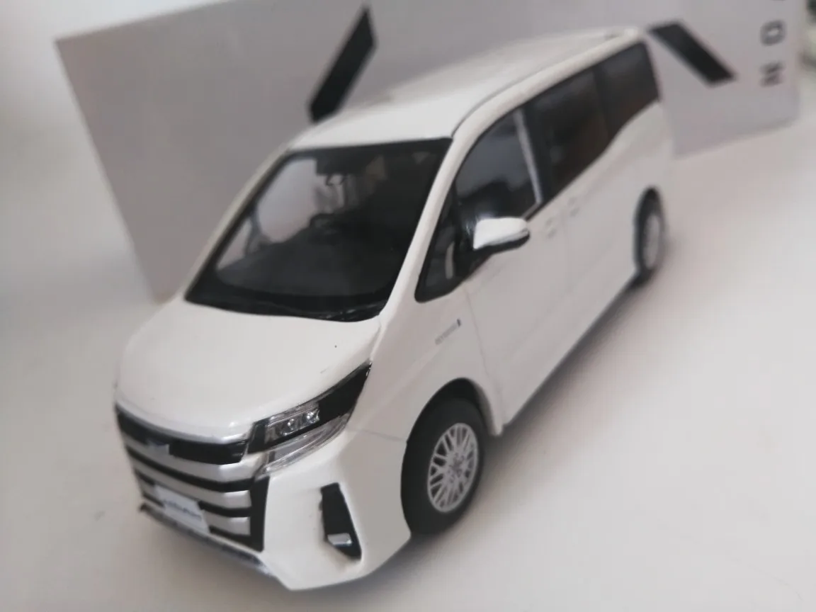 3 цвета 1:30 TOYOTA NOAH сплав модель автомобиля литья под давлением металлические игрушки подарок на день рождения для детей мальчик другой