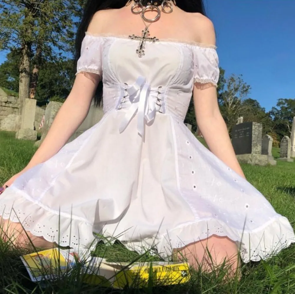 Милое кружевное женское мини-платье в стиле Лолита белое летнее платье с открытыми плечами