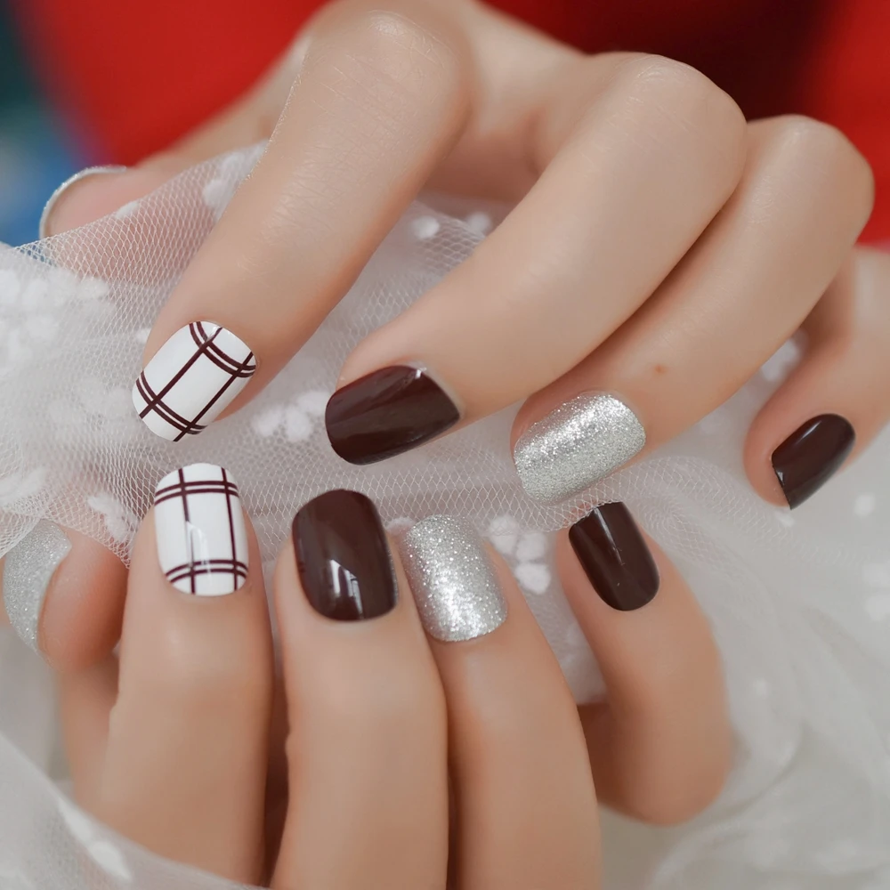 

Squoval Short Glitter Designed Nails Brown Line grid Silver Powder Fake Nail Stylish Event Acrylic Nail Art Tips