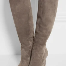 Модные серые высокие сапоги; женские замшевые сапоги до колена; женская обувь с острым носком на танкетке и высоком каблуке; Zapatos De Mujer; сезон осень-зима