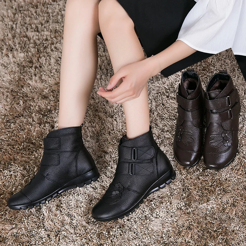 Online Botas al tobillo de mujer de cuero genuino de invierno OUKAH 2019 botas de nieve cortas de cuero de vaca a prueba de agua de flor plana negra