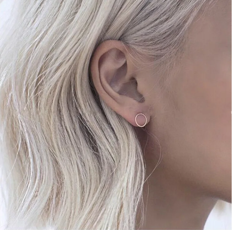 

Simple Design Gold Silver Color Alloy Geometric Round Circle Stud Earrings for Women Fashion Punk Statemenrt Jewelry Pendients