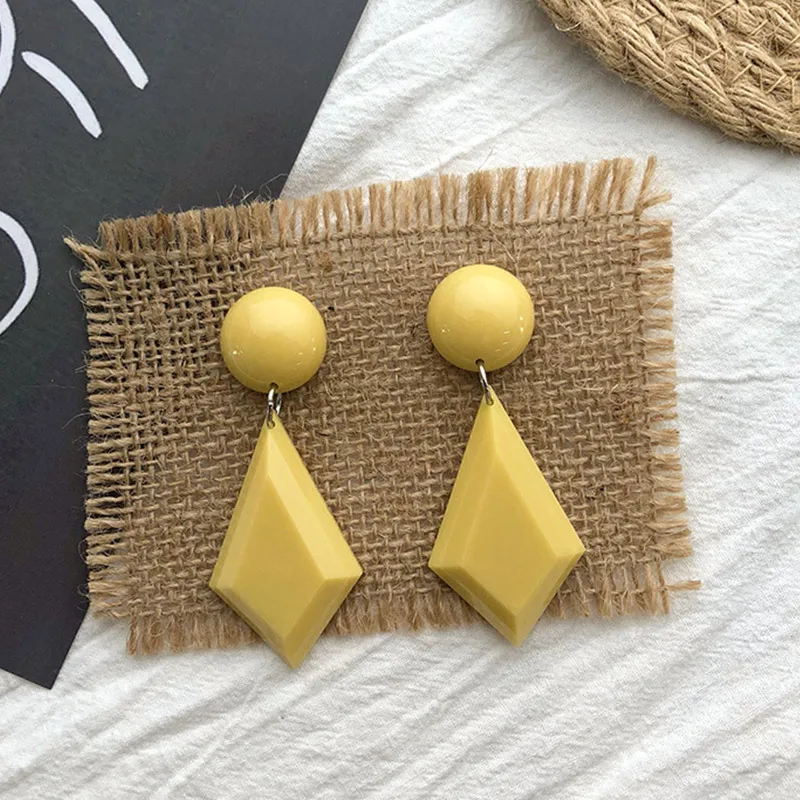 

2019 New Vintage Resin Earrings Women Temperament Ear clip Geometric Round Style Earings Milk Yellow Jewelry Small Gift Girl
