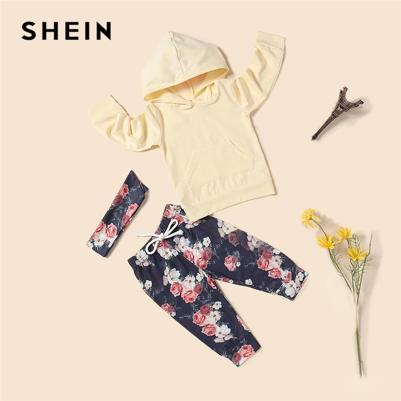 SHEIN Kiddie Toddler Girls Hoodie And Floral Print Pocket Drawstring Pants With Headband Girls Set Long Sleeve Casual Girl Suit SHEIN Kiddie Toddler Girls Hoodie And Floral Print Pocket Drawstring Pants With Headband Girls Set Long Sleeve Casual Girl Suit