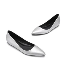 Атласная Серебристая женская обувь на плоской подошве с острым носком; Новинка года; тонкие туфли; Повседневная обувь; сезон весна-лето; Европейская рабочая обувь для отдыха