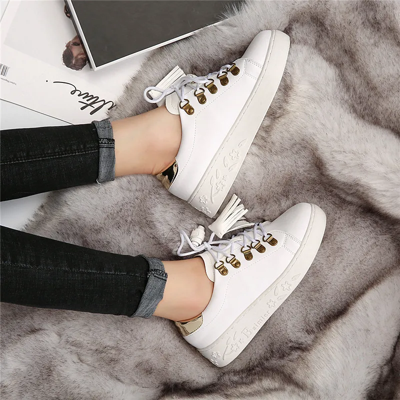 

2018 spring new small white shoes women simple solid color increased casual shoes women's comfortable flat shoes.