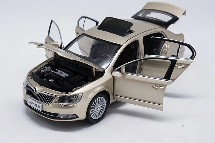 Оригинальная коробка, новинка, 1:18, Skoda, литая под давлением металлическая модель автомобиля, игрушка для детей, подарки, коллекция игрушек