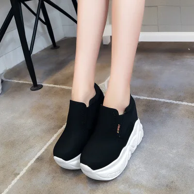 Сезон весна-осень; корейский стиль; модные кроссовки на платформе с вышивкой; повседневные белые/черные кроссовки для женщин; обувь на массивном каблуке; кроссовки - Цвет: Black