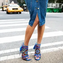 Пикантные женские разноцветные Босоножки с открытым носком на шнуровке с плетеными цветочными кисточками в народном стиле; ботильоны на высоком каблуке; Летняя обувь с бахромой; многоцветные