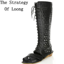 Женские летние сапоги до колена на плоской подошве со шнуровкой и открытым носком; Новинка года; Модные женские высокие сапоги с открытым носком и вырезами; SXQ0602