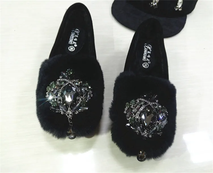 Брендовые утепленные лоферы с толстым мехом; популярный плюшевый женский обувь года; Роскошные теплые туфли-оксфорды в горошек с большим кристаллом; корейские балетки на плоской подошве