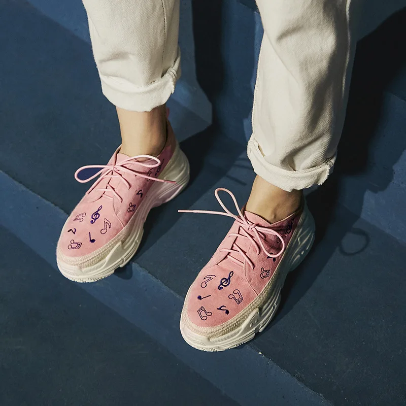 

2018 autumn new fashion simple platform casual shoes women trend leather loafers vintage embroidered flat shoes.