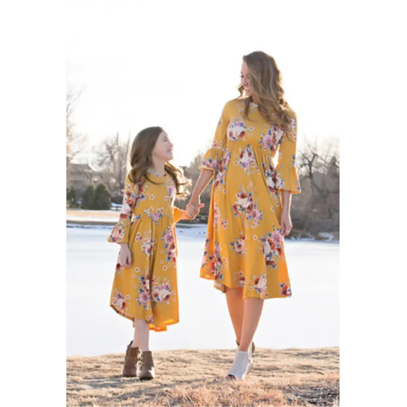 Летние платья для мамы и дочки; Одинаковая одежда для семьи; пляжные платья для всей семьи; платье с короткими рукавами и принтом для девочек
