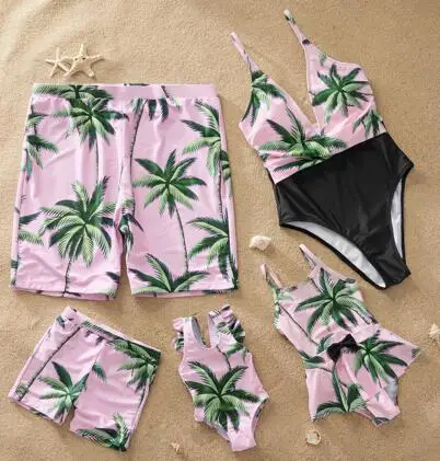 Пляжные Семейные купальники в полоску; костюм для плавания; бикини для мамы и дочки; плавки для папы и сына; Семейные комплекты одежды - Цвет: Розовый