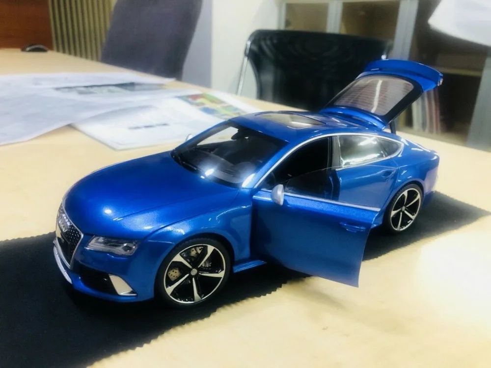 Модель автомобиля Minikraft Audi RS7 Sportback 1:18(красный)+ маленький подарок! Рождественский подарок взрослые игрушки детские игрушки автомобиль подарок на день рождения бодикит