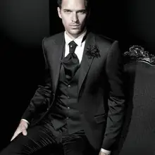 Индивидуальный заказ две кнопки Черный жених смокинг с лацканами с острыми углами Женихи Для мужчин мужской мундир для свадьбы ужин костюмы для выпускного(пиджак+ брюки+ жилет+ галстук-бабочка