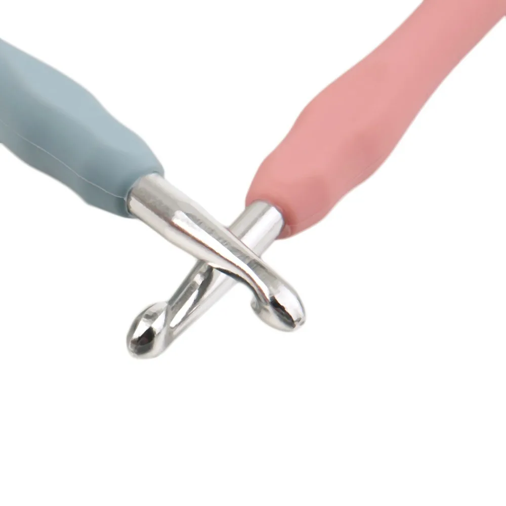 

1 Pair Iron&Rubber Large Pupular Design Special Style Soft Useful Crochet Hook Sewing Accessory DIY Craft Tool Knitting Needles