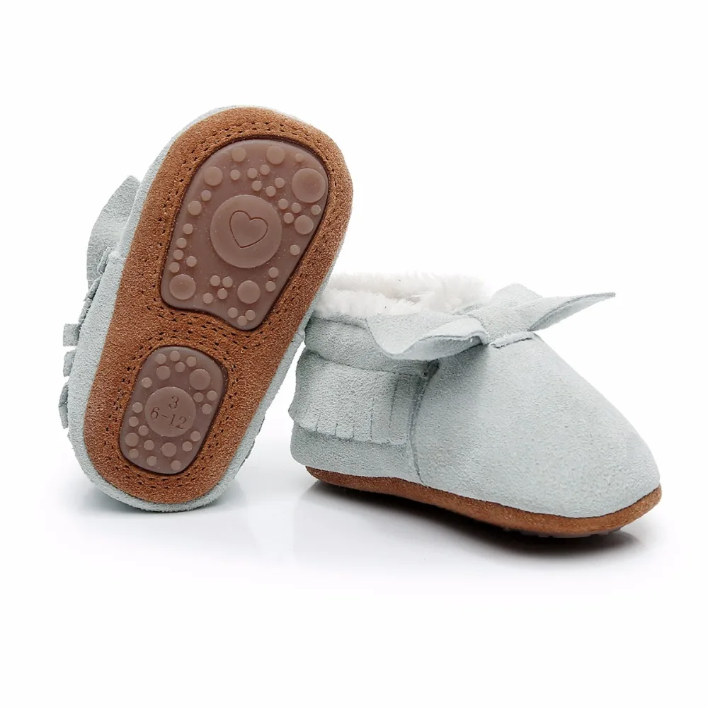 Зимняя новая стильная обувь на меху; обувь из натуральной кожи для маленьких девочек; обувь ручной работы для малышей; обувь для первых шагов с твердой подошвой; детская замшевая обувь