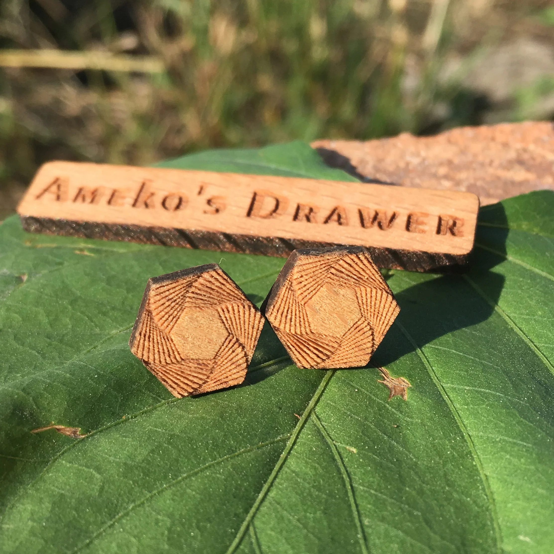 Геометрические шестигранные гравированные крошечные шестигранные серьги, дублированные шестигранные шпильки, вращающиеся шестигранные деревянные серьги, серьги ручной работы X 10 пар