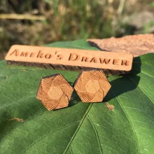 Геометрические шестигранные гравированные крошечные шестигранные серьги, дублированные шестигранные шпильки, вращающиеся шестигранные деревянные серьги, серьги ручной работы X 10 пар