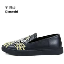 Qianruiti/Новое поступление года; модные дизайнерские мужские туфли с вышивкой и стразами; мужские туфли без застежки со стразами на плоской подошве с низким верхом и стразами