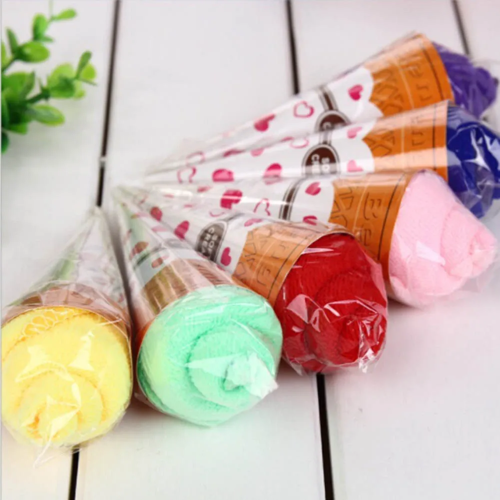 Упаковка полотенца с конфетами. Как упаковать кухонное полотенце в подарок. Как упаковать кухонное полотенце в подарок. Упаковать полотенце. Конфетка из полотенца.