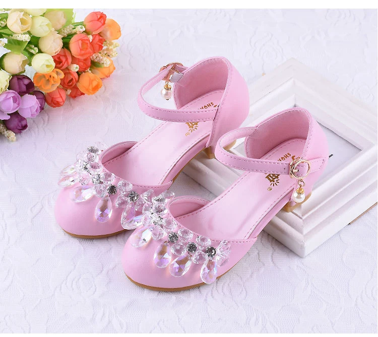 Кожаные туфли для девочек; модные вечерние туфли принцессы со стразами; Новинка года; детская обувь с кристаллами; обувь для маленьких девочек на высоком каблуке; цвет розовый, серебристый