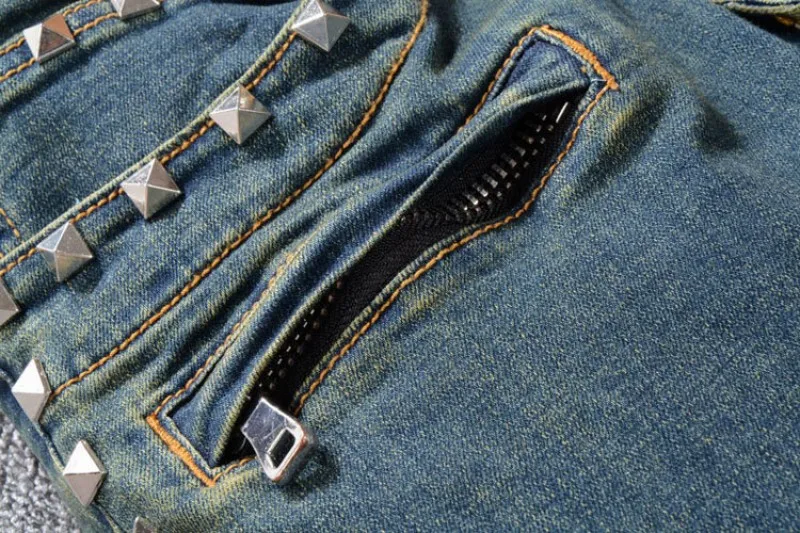 Винтаж стирать мужские байкерские джинсы в стиле панк с заклепками Slim Fit плиссированные брюки карандаш заклепки джинсовые мотоциклетные