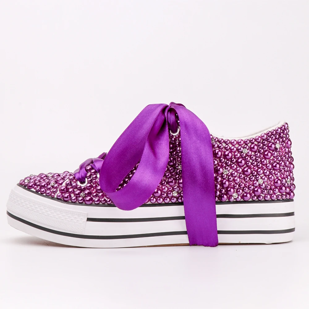 Женские кроссовки; обувь на толстой подошве с ремешком из фиолетовой ленты и жемчугом; парусиновая обувь на танкетке 3 см; повседневная обувь