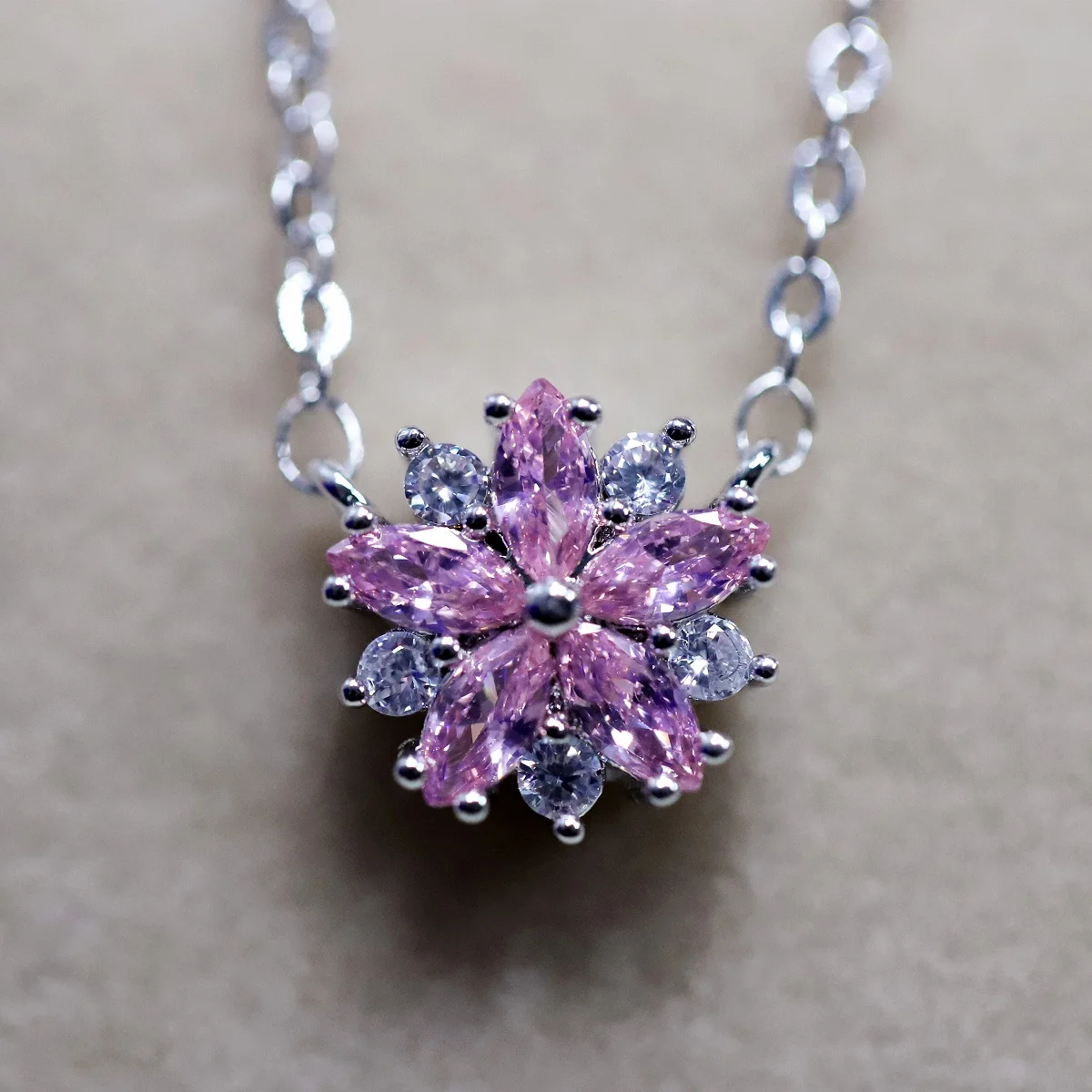 

Personality Fashion Romantic Short Sakura Necklace Female Clavicle Chain Creative Pendant Valentine's Day Gift