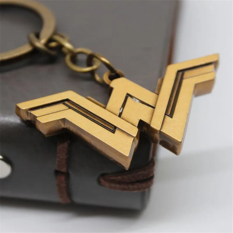 

Hot Movie Wonder Woman Key Chain Cosplay Accessories Badge Justice League Necklace Logo Golden Metal Pendant Small Gift