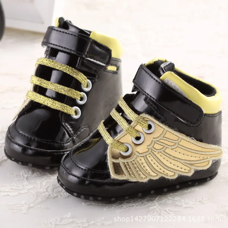 Новинка; модная обувь из искусственной кожи для маленьких мальчиков; обувь для малышей с крыльями ангела; Bebe; детская кроватка для новорожденных сапоги; обувь для малышей