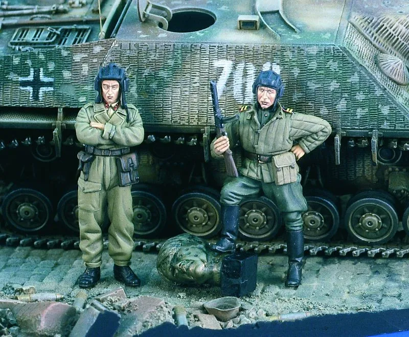 

1:35 Russian Tank Men WWII