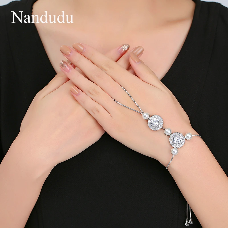 

Nandudu AAA Zircon with Pearl Palm Bracelet Bangle Connected Finger Ring Palm Bangles Handlets Fashion Jewelry Gift R1960