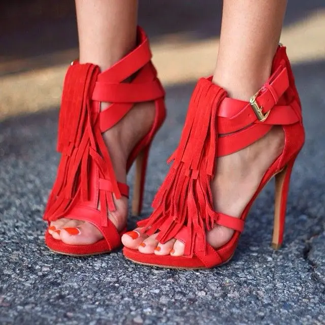 Модные потрясающие красные босоножки на высоком каблуке-шпильке с ремешками и пряжками; красивые босоножки на высоком каблуке с бахромой; туфли-лодочки с кисточками