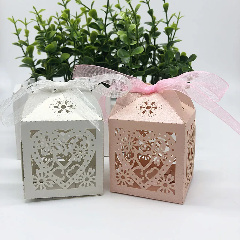 

50PCS Laser Cut Love Heart Wedding Candy Boxes White/Pink Wedding Boxes Gift Box Wedding Favors And Gifts Party Decorations