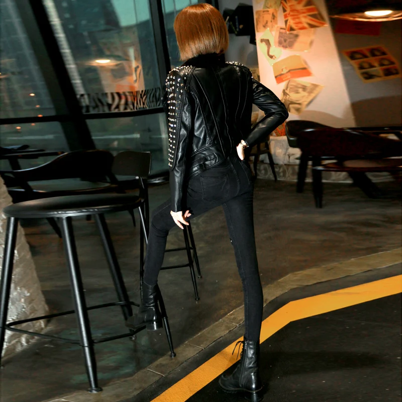 Панк Шипованная кожаная куртка женская короткая PU Рок-ролл тонкая мотоциклетная куртка с заклепками стоячий воротник уличная черная омытая кожаная куртка