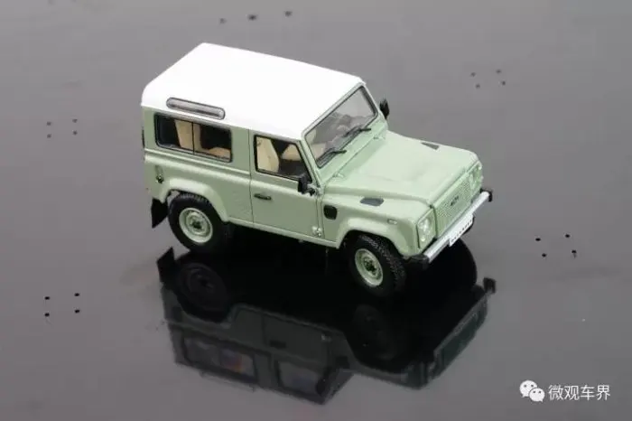 Литая под давлением модель автомобиля Почти настоящий Defender 90 Heritage Edition 1:43(зеленый)+ маленький подарок