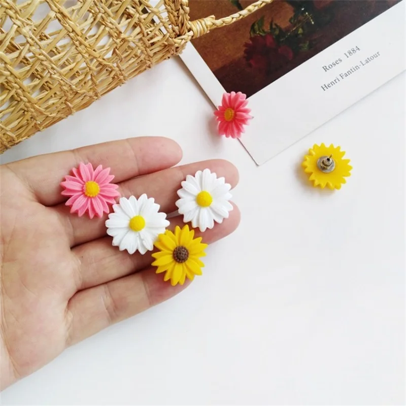 

Temperament Sweet Flower Acrylic Stud Earrings Korean Fashion white Pink Yellow Daisy Ear clips Women Summer Jewelry Accessories
