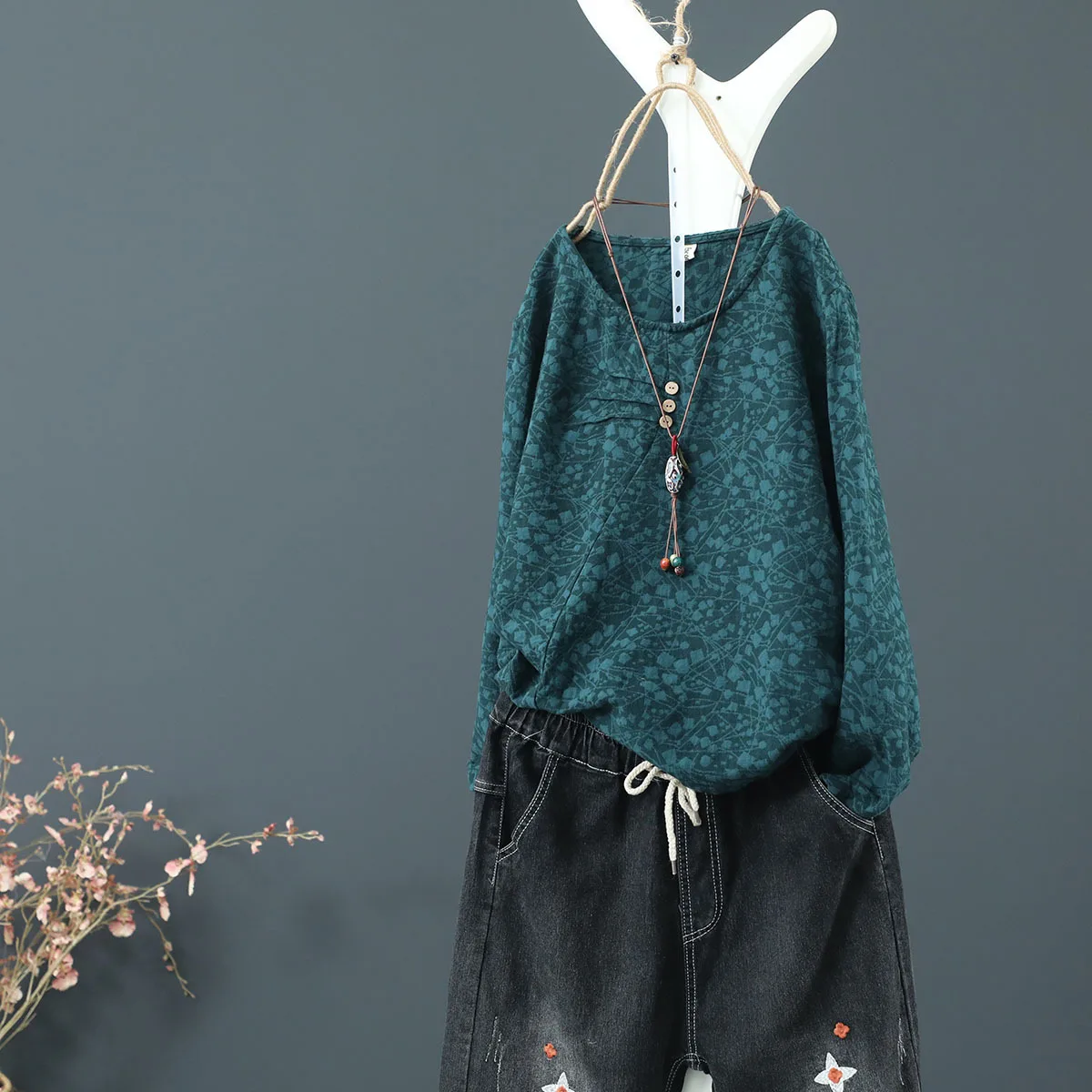 

Three Button Jacquard Retro Women T Shirt Autumn Casual Loose Slim Print Long Sleeve O Neck Green Red Black Female Tee Tops 2018