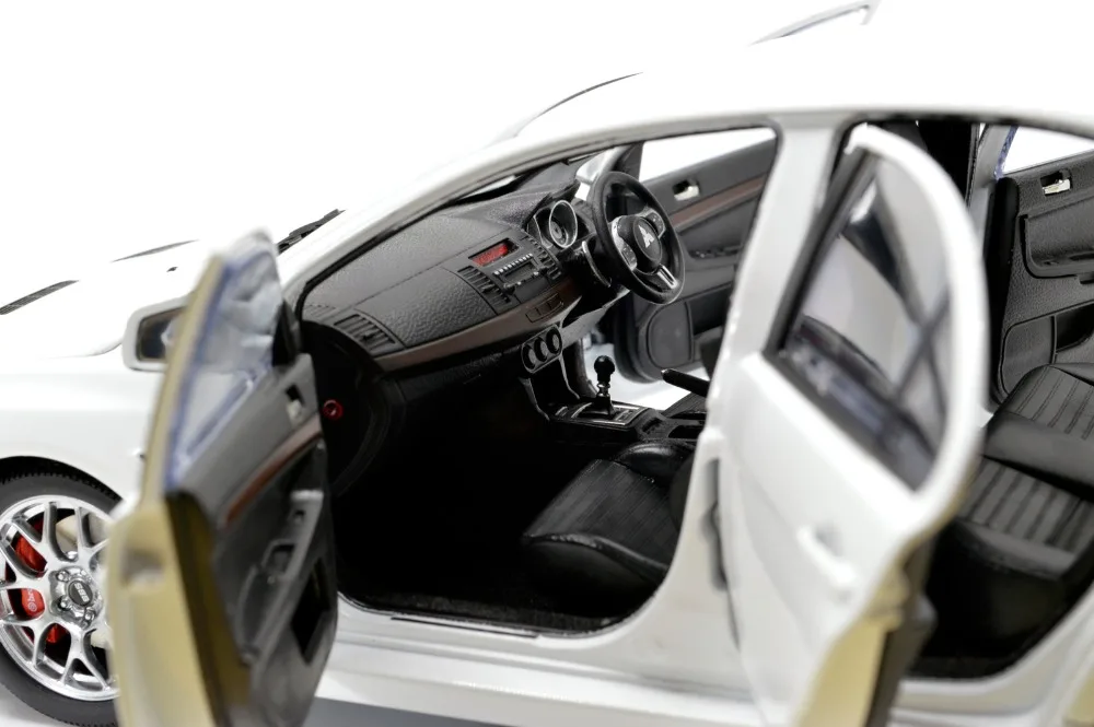 1/18 1:18 Масштаб Mitsubishi Lancer EVO X белая литая модель двери автомобиля открыть руль