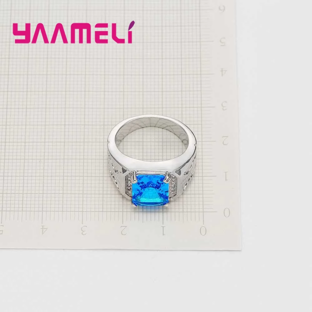 Кольца на палец с широкой поверхностью голубым фианитом отличное искусственное