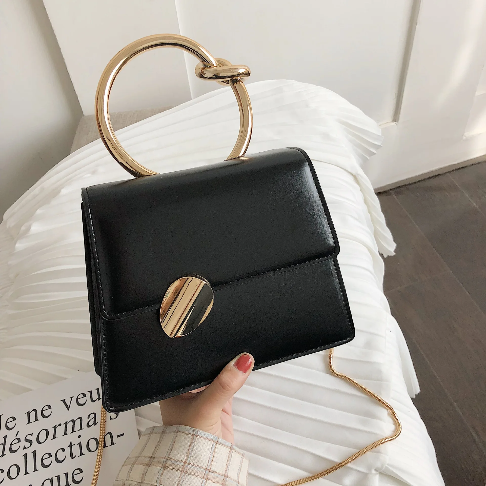 

Women Simple Temperament Three-dimensional Trapezoidal Fashion Trend Large Capacity Bag Twist Portable Tilt Buckle Shoulder Bag