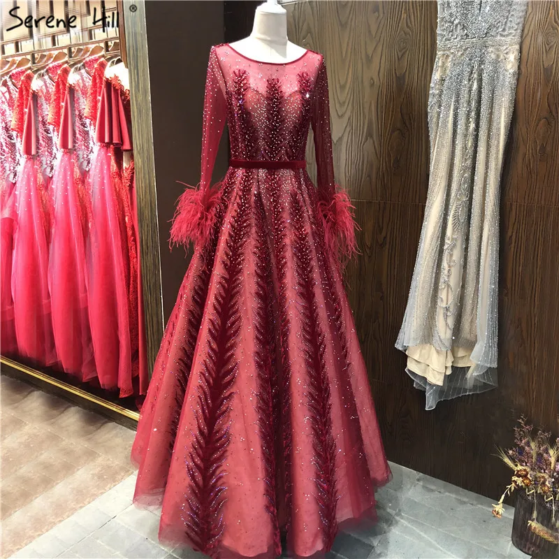 Роскошные вечерние платья винно-Красного цвета в Дубае, вечерние платья с длинными рукавами, украшенные перьями и кристаллами, Serene Хилл LA70013