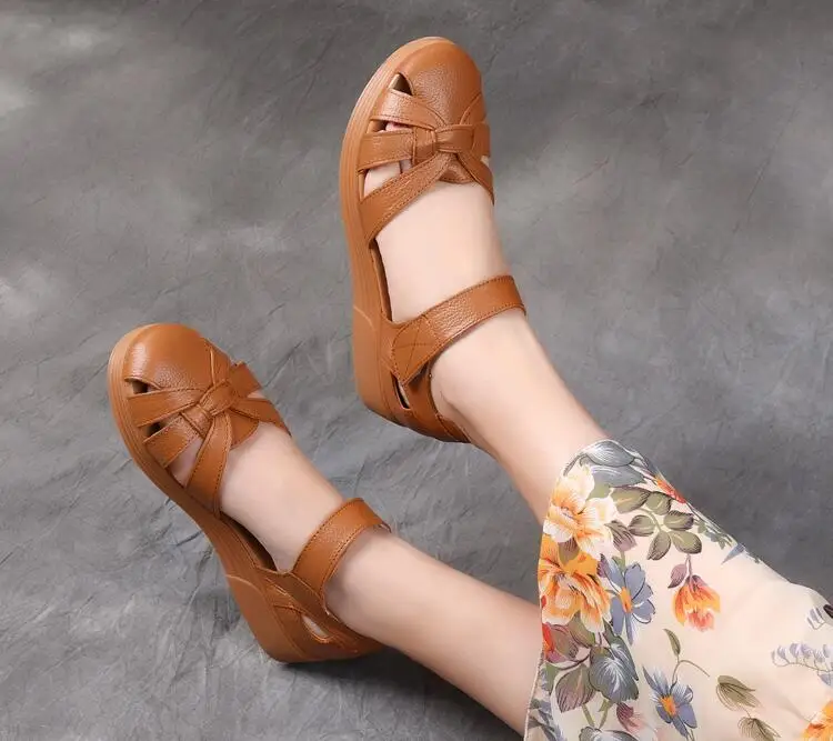 Новые летние туфли на танкетке; удобные нескользящие женские босоножки из натуральной кожи; сандалии для мам среднего возраста с закрытым носком