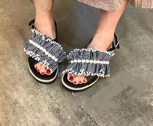 Carpaton الصيف الأزياء الكشكشة زينة صندل مسطح امرأة المفتوحة تو اللؤلؤ مطرز المصارع أحذية القواطع حذاء كاجوال