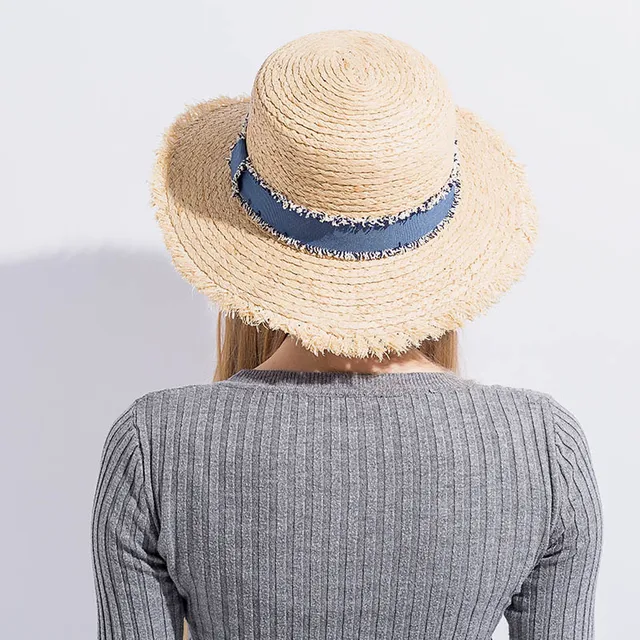 여성 여름 해변 라피아 데님 블루 리본 모자는 여름 시즌에 어울리는 패션 아이템입니다.