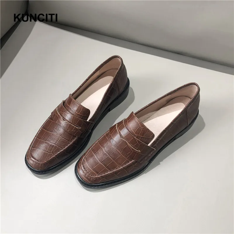 KUNCITI/; женская обувь из натуральной кожи на плоской подошве; модная повседневная обувь с каменным узором; цвет коричневый, черный; Новое поступление; Мокасины без застежки; F9143