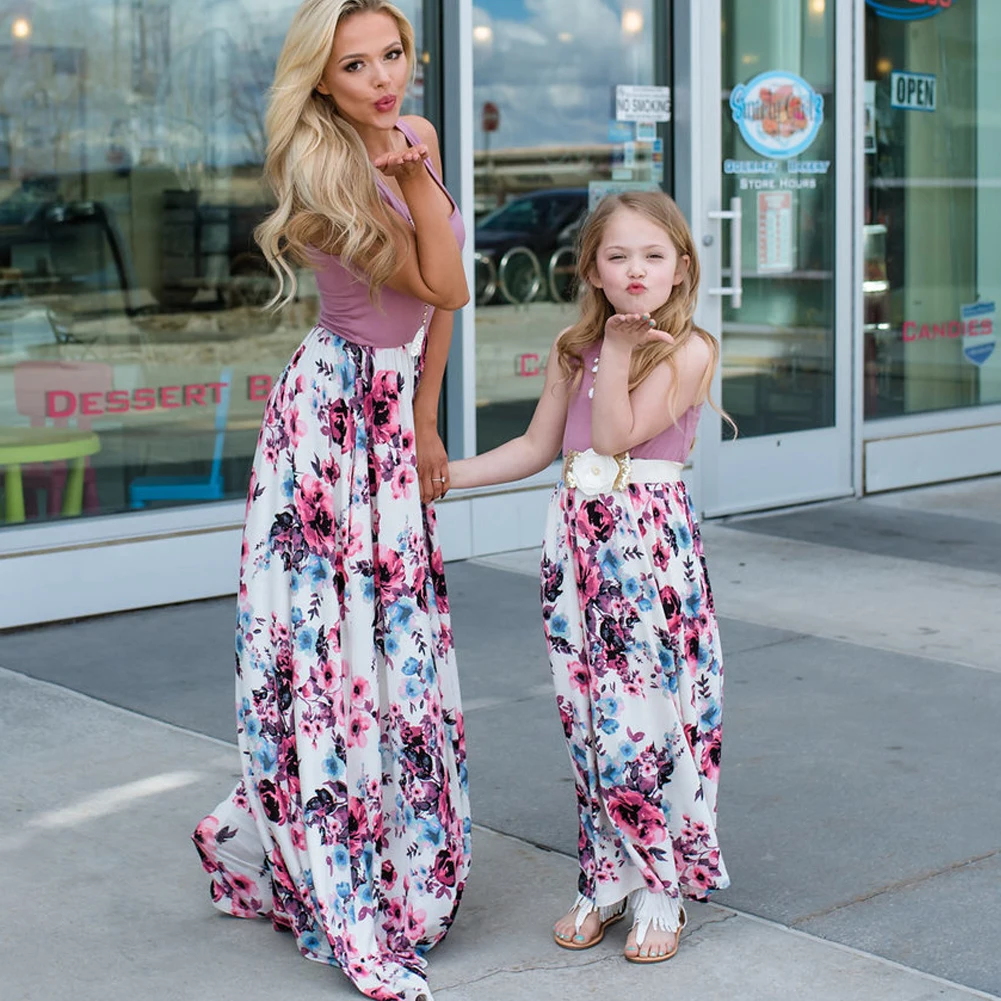 Mother and daughter family. Платье мама и дочка одинаковые. Платья для мамы и Дочки в одном стиле. Летние платья мама и дочь. Летние платья мама и дочка одинаковые.