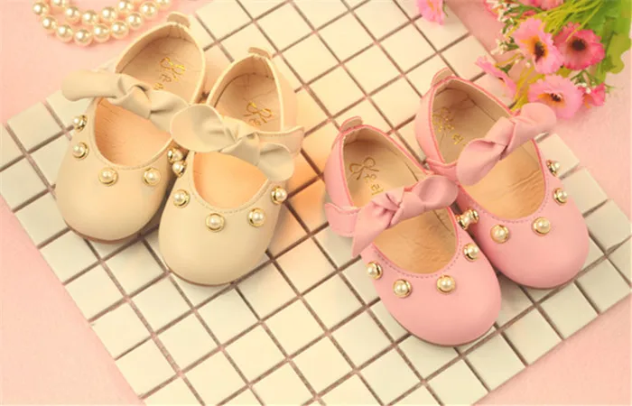 Мягкие туфли для малышей с бантиком и жемчужинами; коллекция года; Весенняя кожаная обувь принцессы; обувь для младенцев